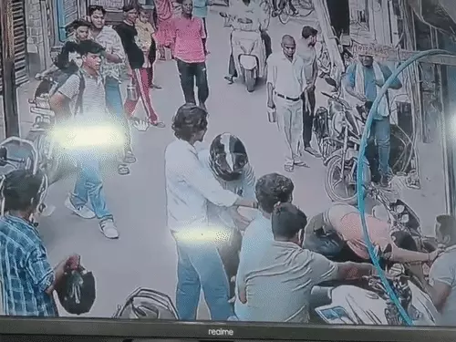 स्कूटी धीरे चलाने को कहा तो भतीजे के सामने बुजुर्ग से मारपीट: चेहरे पर मारे वार, जमीन पर पटककर बरसाए घूंसे; VIDEO सामने आया