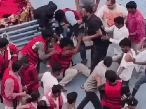 सिलीसेढ़ झील पर पर्यटकों में जमकर मारपीट, बोटिंग प्लेटफॉर्म पर चले लात-घूंसे; VIDEO हुआ वायरल