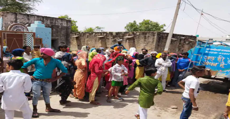 Alwar गोविंदगढ़ में  पानी की समस्या को लेकर महिलाओं ने किया प्रदर्शन