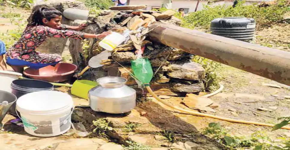 Dungarpur में अफसरों लापरवाही लाखों लीटर पानी बर्बाद , बूंद-बूंद पानी के लिए जुगाड़ू संघर्ष, लीकेज में प्लास्टिक की बोतलें की फिक्स