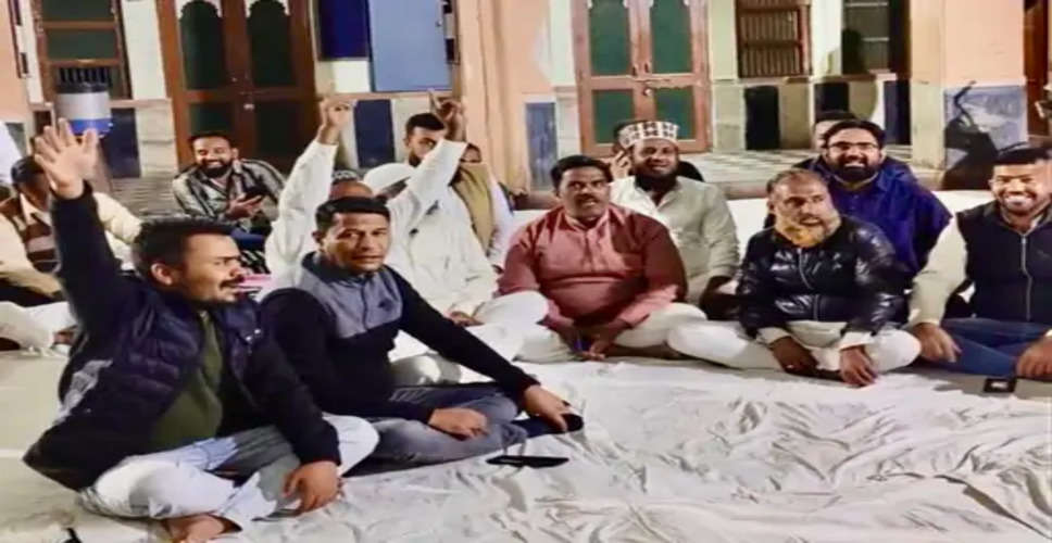 Bhilwara  सीरत सराय में मुस्लिम समुदाय धरने पर, चुनाव की मांग जारी 