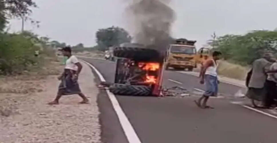 Barmer में अनियंत्रित ट्रेक्टर पलटा, लगी आग लोगों ने आग बुझाने का किया प्रयास