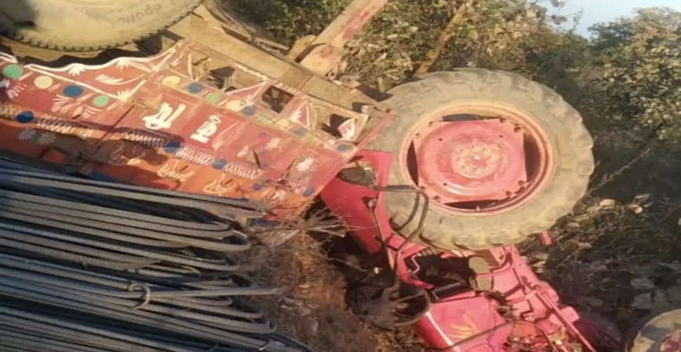 Dungarpur सरिया लदी ट्रैक्टर-ट्रॉली की टक्कर से युवक की दर्दनाक मौत 