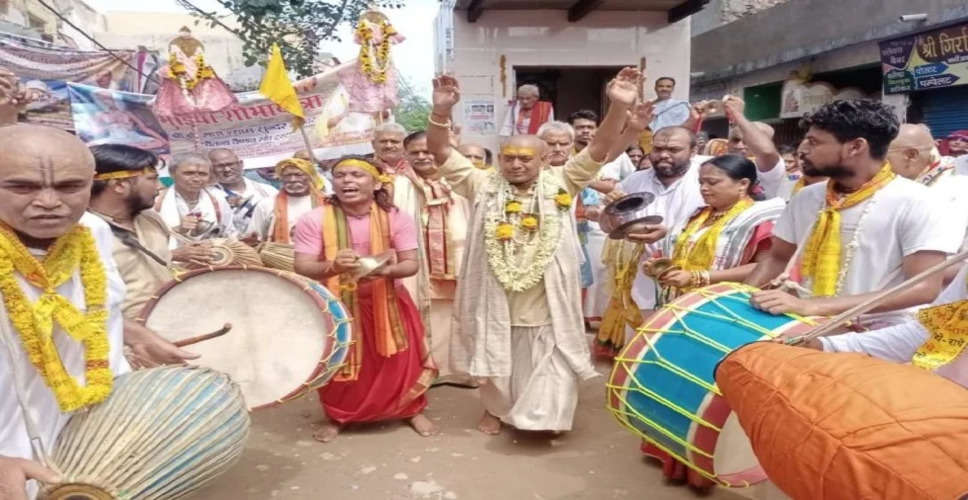 Karoli गुरु पूर्णिमा महोत्सव पर अमरगढ़ में पूर्व संध्या पर निशान चढ़ाई के साथ निकाली शोभायात्रा