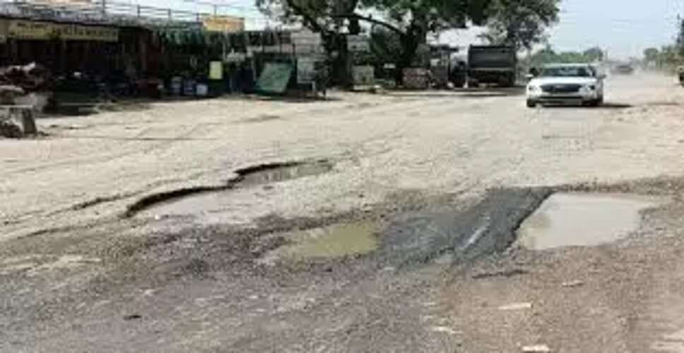 Karoli&nbsp;बारिश के कारण सड़कें क्षतिग्रस्त, पैदल यात्री ठोकर खा रहे