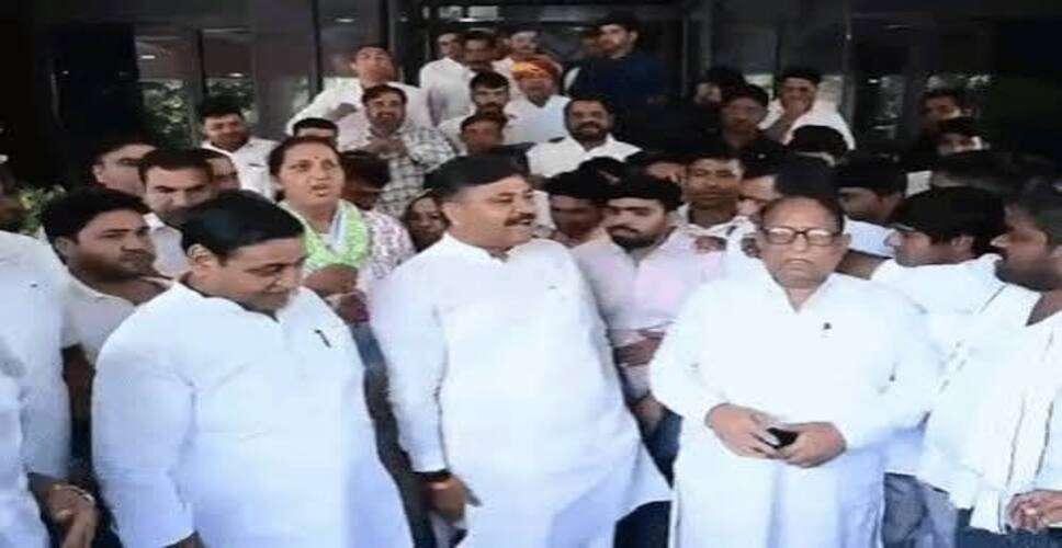 वोट चोरी के आरोपों को लेकर दिल्ली में कांग्रेस का प्रदर्शन, CEC के इस्तीफे की मांग; अलवर से पहुंचे हजारों कार्यकर्ता