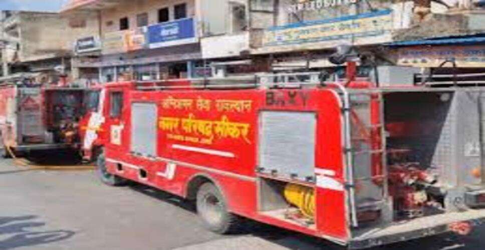 कार डेकोर शॉप के गोदाम में आग, दमकल ने आधे घंटे में काबू पाया