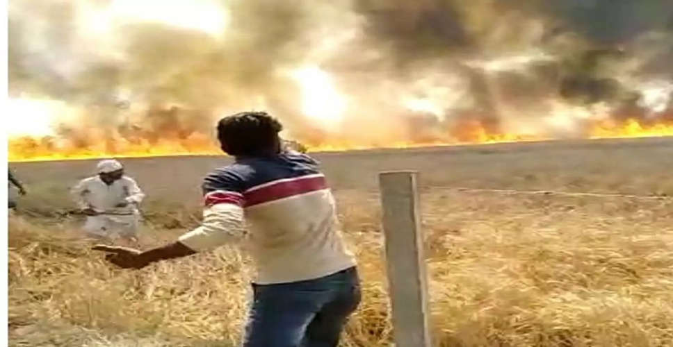 Pratapgarh नया बस स्टैंड के पीछे खेत में लगी आग, लोगों ने बुझाई