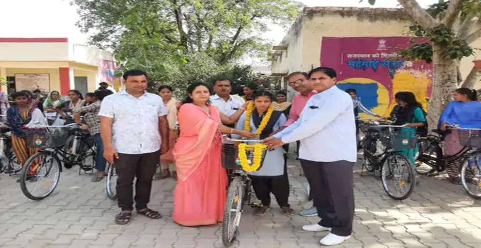 Bharatpur सरकारी स्कूल की 32 बालिकाओं को साइकिलें वितरित कीं