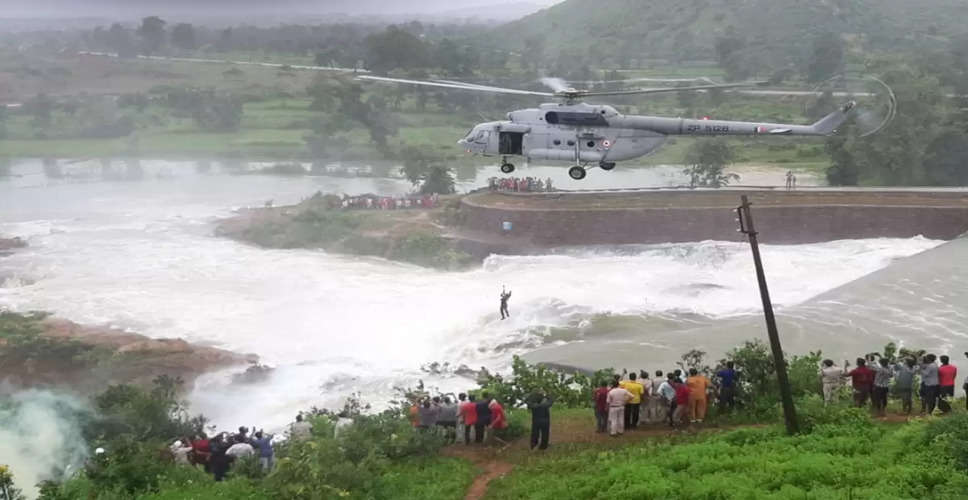 Floods in Rajasthan: बारां जिले में कालीसिंध नदी में उफान से आई बाढ़, भारतीय वायुसेना के हेलीकाॅप्टर से लोगों को किया जा रहा रेस्क्यू