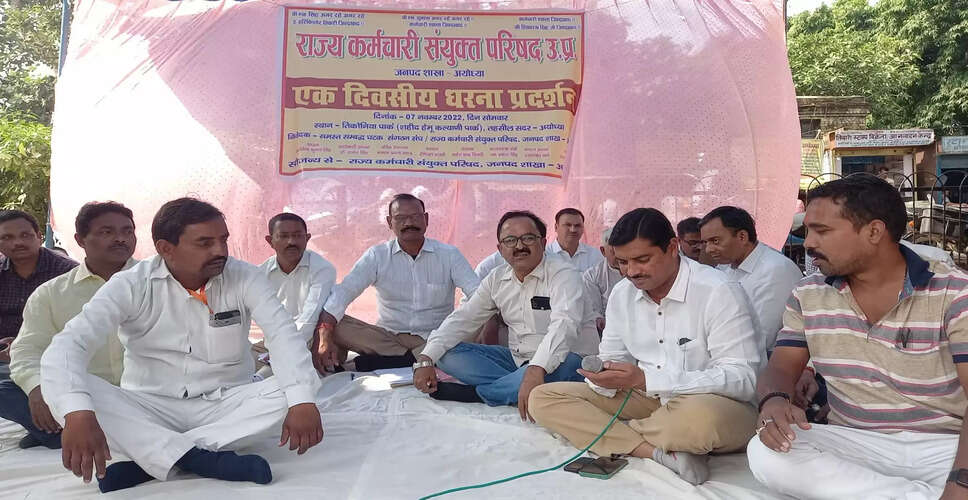 Karoli&nbsp;अब जिला स्तरीय धरना शुरू, पंचायतों में काम प्रभावित