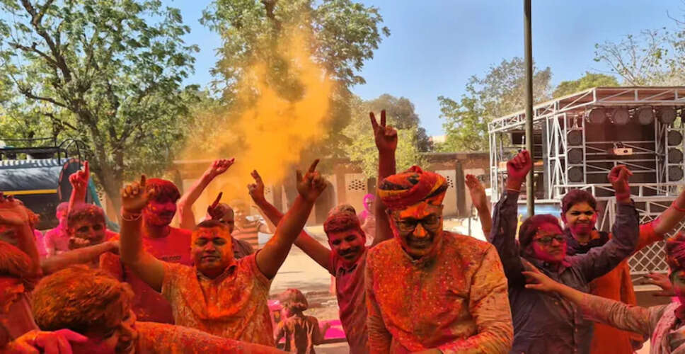 जैसलमेर पुलिस ने खाकी छोड़ ओढ़े रंग, होली स्नेह मिलन में दिखा मारवाड़ी संस्कृति का रंग