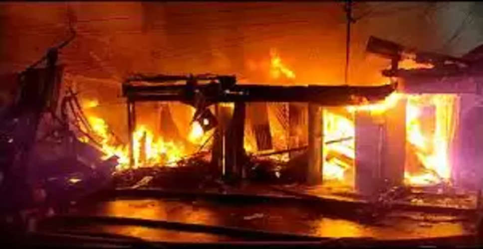 Rajasthan Fire News: दौसा में 5 दुकानों में लगी भीषण आग, करोड़ों रुपए का सामान जलकर हुआ राख