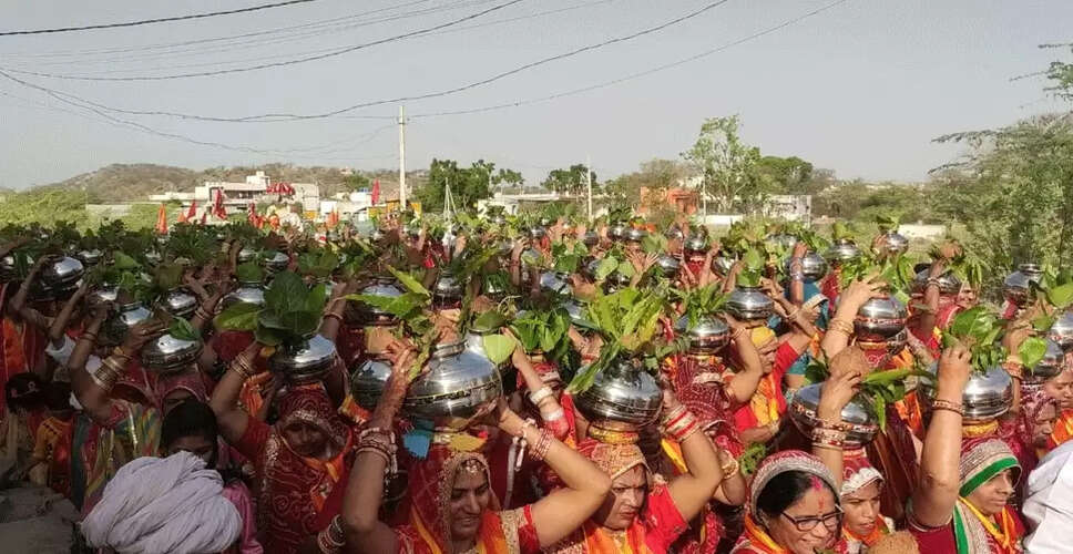 Banswara में 11 सौ कलश लेकर मां अम्बे व शिखर प्रतिष्ठान की मूर्ति के साथ निकाली गंगाजल यात्रा