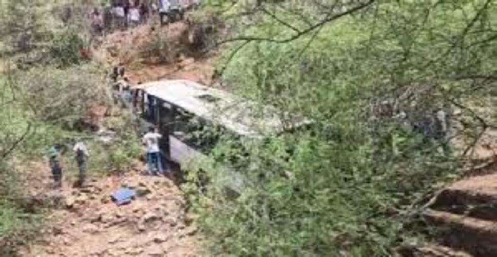 पुष्कर घाटी में बजरी से भरा डंपर घाटी में गिरा, सुरक्षा दीवार तोड़कर हुआ हादसा