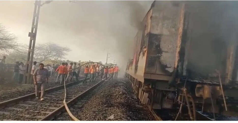 राजधानी एक्सप्रेस के एसी कोच में आग से हड़कंप: यात्रियों ने रेलवे पर लापरवाही का लगाया आरोप, मुआवजे की मांग तेज