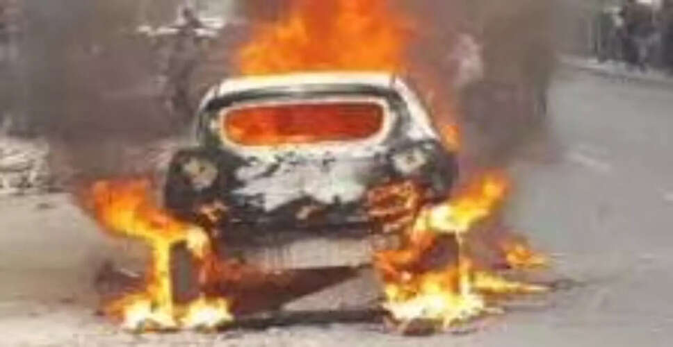 संजय नगर में खड़ी कार में लगी आग, कचरे से भड़की लपटों से मचा हड़कंप