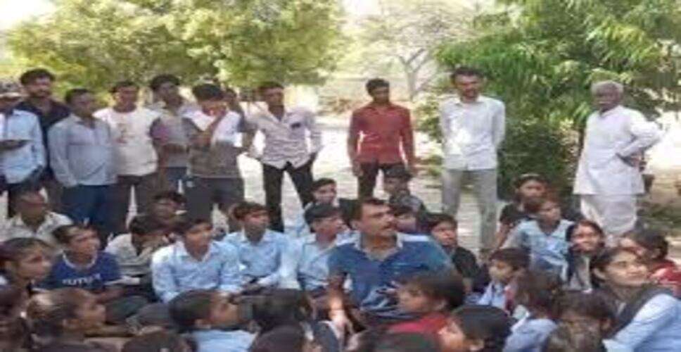 अकोदिया गांव में ग्रामीणों का प्रदर्शन, स्कूल में लगाया ताला