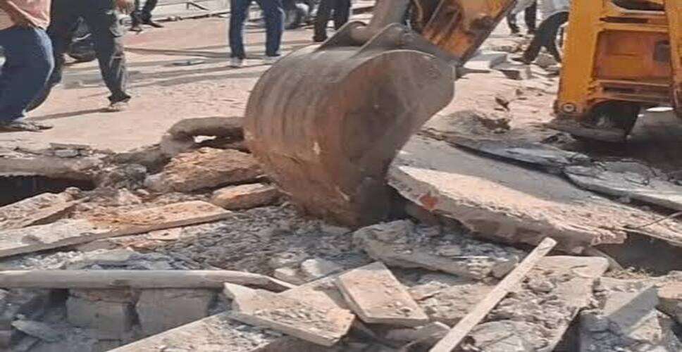 सीकर में पिपराली रोड पर चला बुलडोजर, नई पुलिया के नीचे बनेगा सर्विस रोड; नगर परिषद की कार्रवाई से मचा हड़कंप