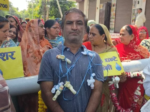 अजमेर में पानी के लिए अनोखा प्रदर्शन, गले में टोंटियां लगाकर निकाली जल अधिकार यात्रा; जल भवन पर पुलिस से धक्का-मुक्की