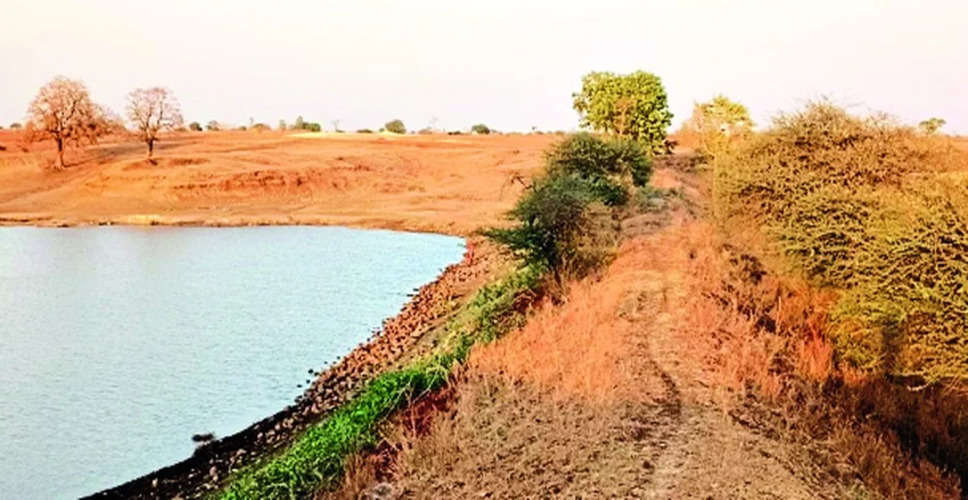 Banswara घाटोल कस्बे में टूटी डागिया तालाब की पाल, खेतों में भरा पानी