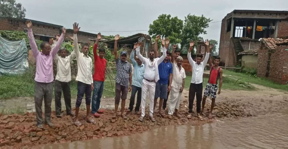 Karoli&nbsp;जलभराव की समस्या को लेकर लोगों ने दिया धरना, बाजार बंद