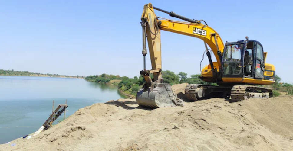 बजरी माफिया के खिलाफ सड़कों पर उतरे लोग,&nbsp; मृतक का शव रखकर&nbsp;रखकर दूसरे दिन भी&nbsp; धरना जारी