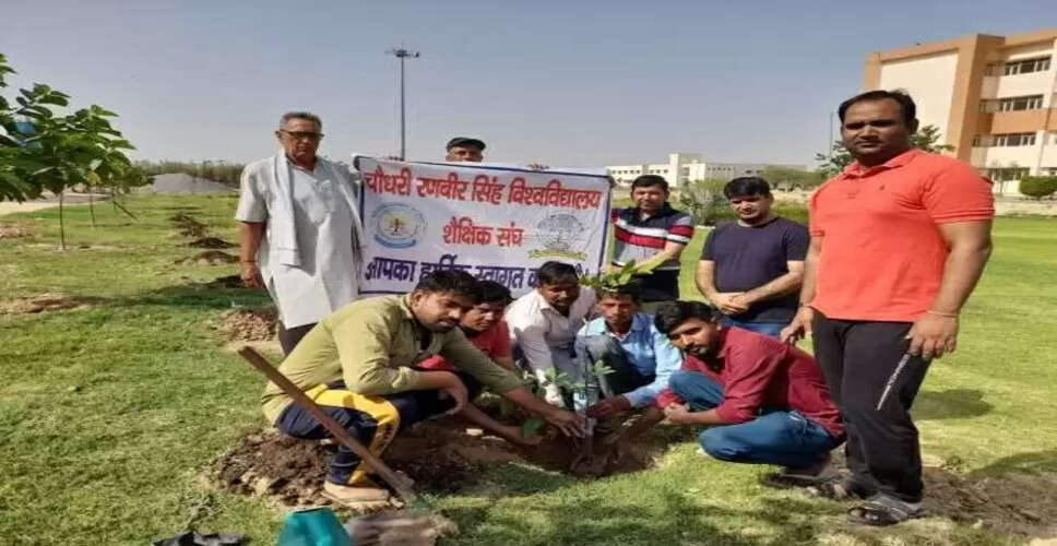 Karoli&nbsp;घर के आंगन से लेकर स्कूल परिसरों में किया पौधारोपण