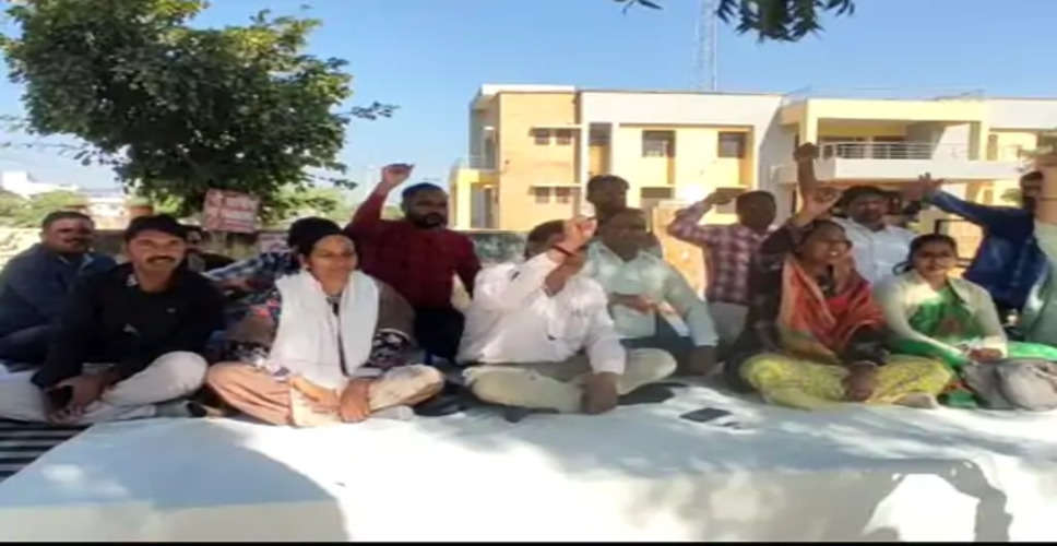 Ajmer पटवारियों ने एसडीएम कार्यालय के बाहर सरकार के खिलाफ नारेबाजी करते हुए धरना दिया