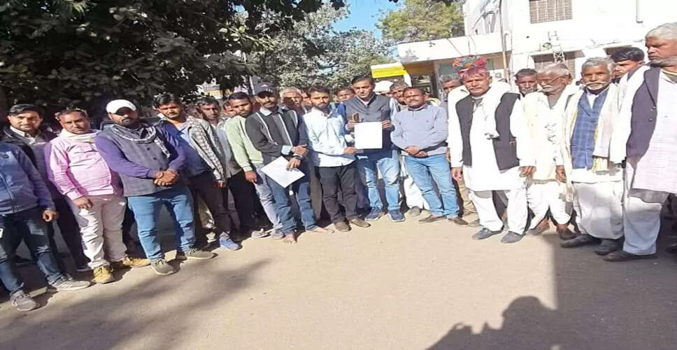 Karoli&nbsp;आधार सीडिंग न होने से ग्रामीणों को हो रही परेशानी, लगाने पड़ रहे चक्कर