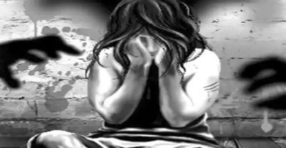 13 साल की नाबालिग से गैंगरेप का आरोप: घर से उठाकर ले गए दो पड़ोसी चचेरे भाई, ग्रामीणों ने 4 आरोपियों को पकड़ा, एक फरार
