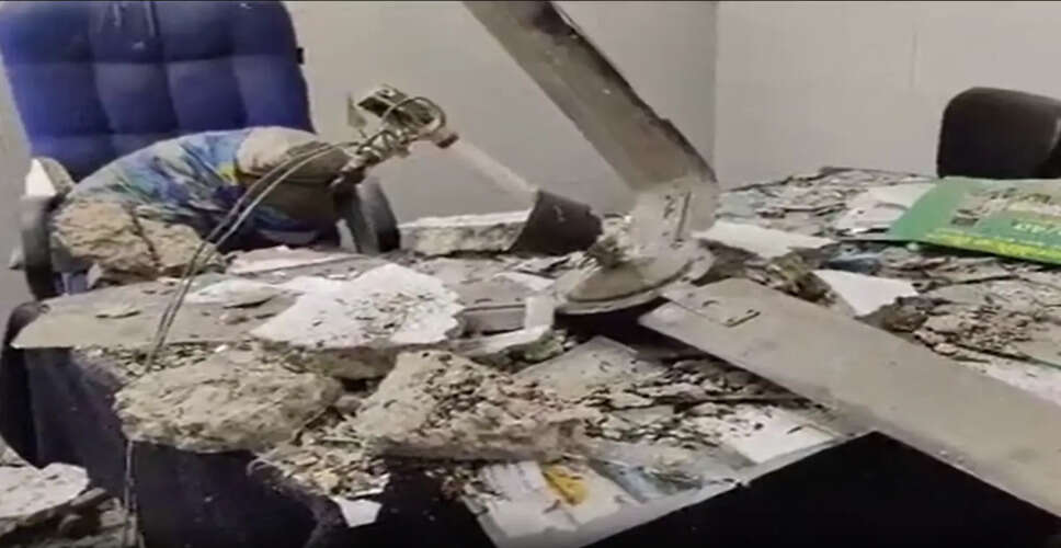 अलवर के सेटेलाइट अस्पताल में बड़ा हादसा, ओपीडी की छत का प्लास्टर और पंखा गिरा; डॉक्टर समेत महिला मरीज घायल