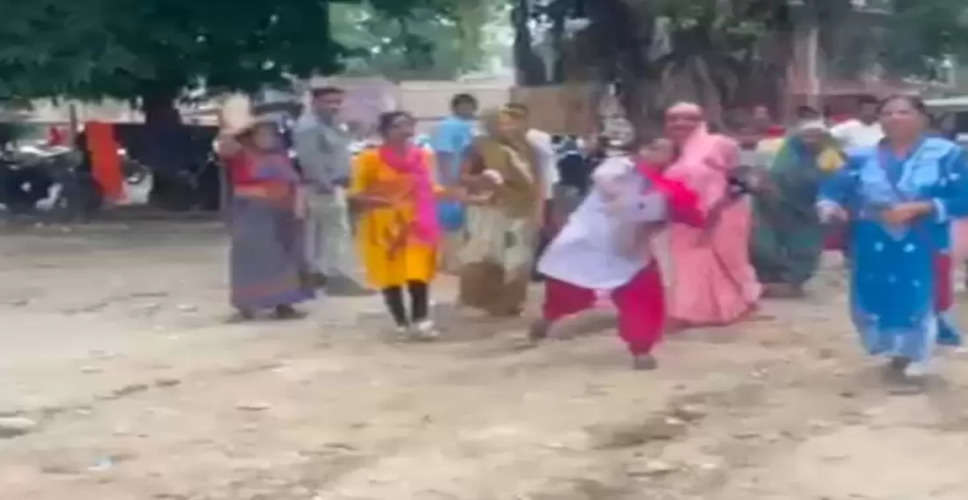 कोटा में इंदिरा रसोई संचालन को लेकर विवाद, महिला ने पत्थर फेंके, दो महिलाएं बता रही खुद को संचालक