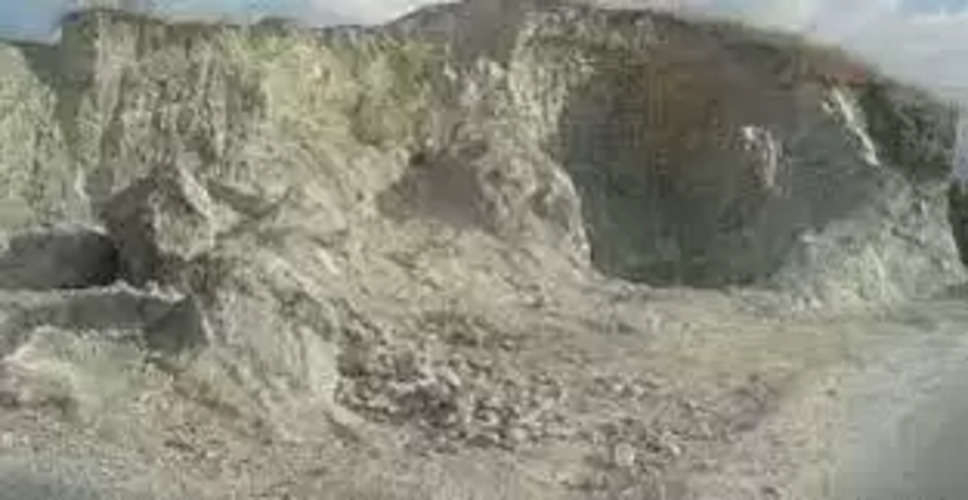 Rajsamand खनन माफियाओं ने खोद डाली पहाड़ी, फेल्सपार गायब