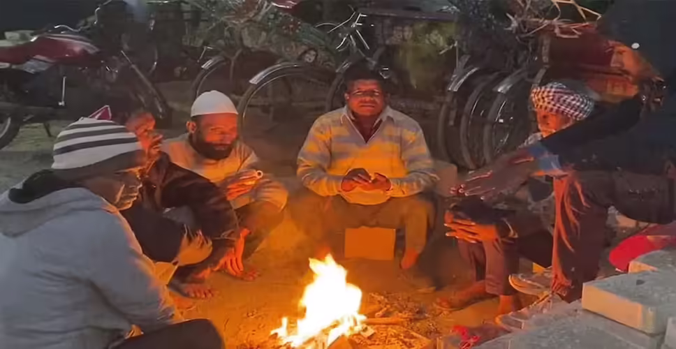 Karoli कड़ाके की सर्दी से बढ़ी ठिठुरन, जले अलाव