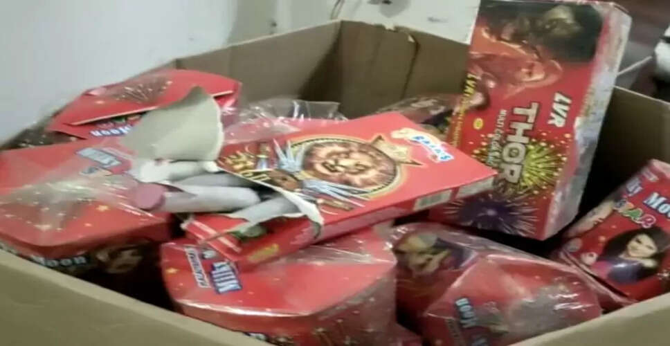 अलवर में 40 कार्टन पटाखे जब्त, बिना लाइसेंस के पटाखे गोदाम में मिले, रात को पुलिस का छापा