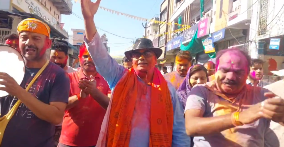 गुड़ामालानी में मंत्री के.के. विश्नोई ने होली स्नेह मिलन में लगाए ठुमके, बुजुर्गों के साथ झूमे