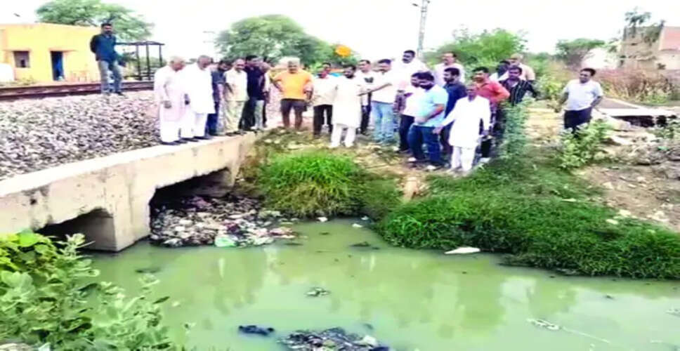 जलभराव के खतरे को लेकर सड़क पर उतरे लोग, अंबेडकर कॉलोनी के निवासियों ने नगर परिषद के खिलाफ किया प्रदर्शन