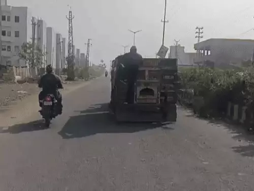 भीलवाड़ा में अवैध बजरी परिवहन रोकने गई पुलिस, फिल्मी अंदाज में ट्रैक्टर ट्रॉली पर चढ़ी, माफिया ड्राइवर कूदकर भागा