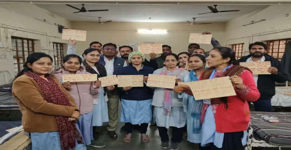 मेरिट व बोनस आधारित भर्ती की मांग को लेकर स्वास्थ्यकर्मियों का अनोखा विरोध, सीएम और चिकित्सा मंत्री को खून से लिखे पोस्टकार्ड