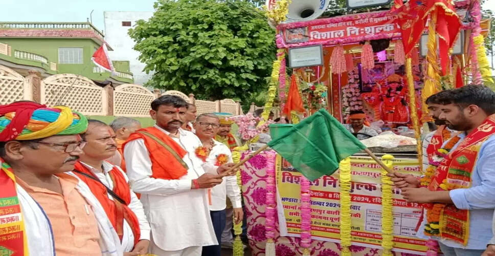 Karoli&nbsp;मां घटवासन देवी के लिए पदयात्रा हुई रवाना, की पुष्प वर्षा