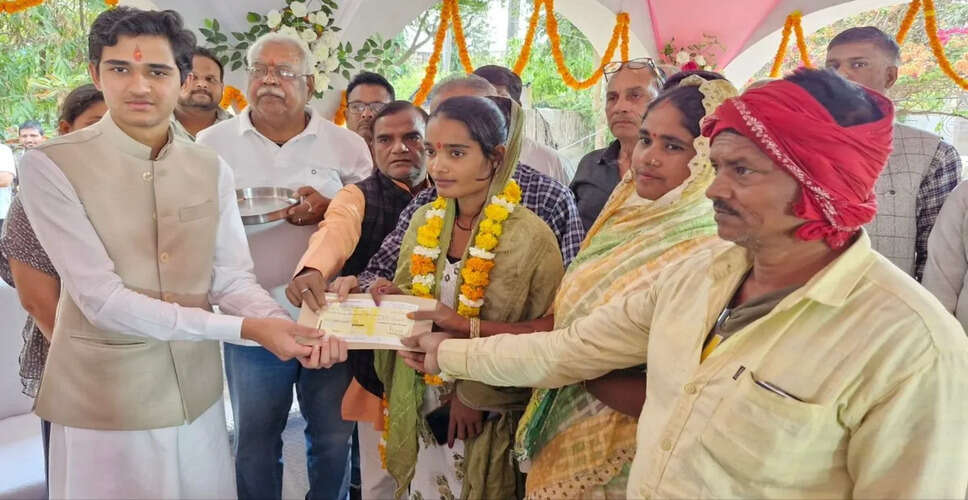 धौलपुर में कन्यादान मुहिम के तहत कैंसर पीड़ित परिवार की बेटियों को मिली आर्थिक सहायता