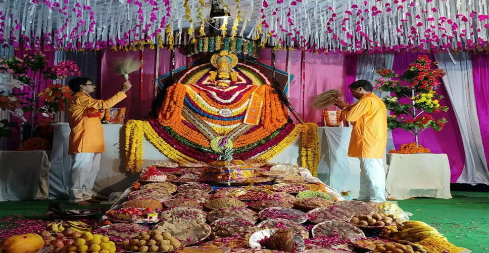 भरतपुर में खाटू श्याम बाबा के कीर्तन का हुआ आयोजन, कलकत्ता के फूलों से किया बाबा का श्रृंगार, इत्र वर्षा रही मुख्य आकर्षण का केंद्र