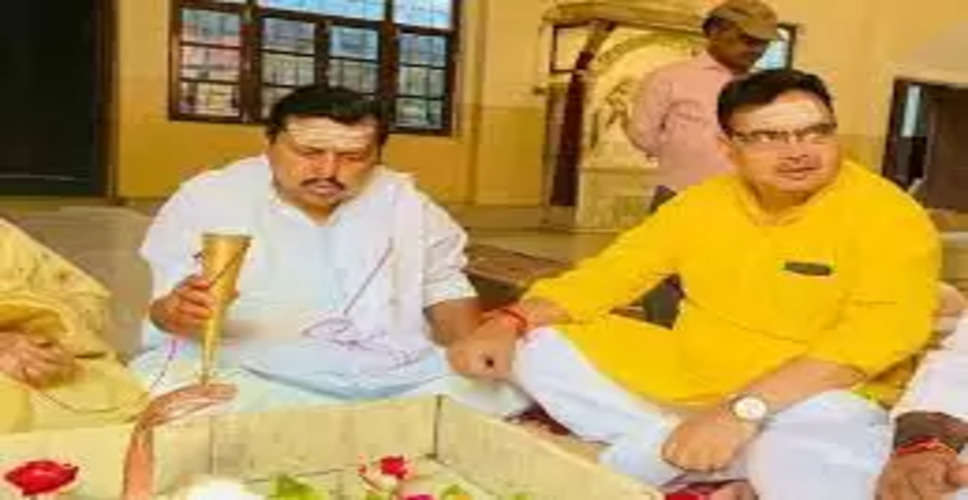 राजस्थान के CM का 'साउथ इंडियन' लुक, धोती और अंगवस्त्र पहनकर खिंचवाई तस्वीरें, देखें 