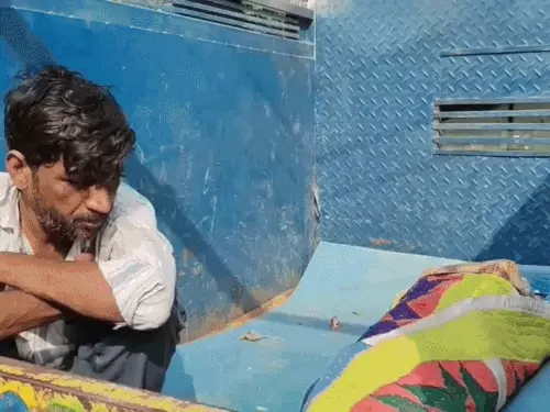 अलवर के अहमदपुर गांव में महिला फंदे पर लटकी मिली, गांव की महिलाओं ने देखा शव