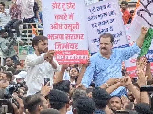 जयपुर में कांग्रेस कार्यकर्ताओं और पुलिस में धक्का-मुक्की, रैली पर वाटर कैनन: जलभराव-कचरे की समस्या को लेकर सड़क पर प्रदर्शन