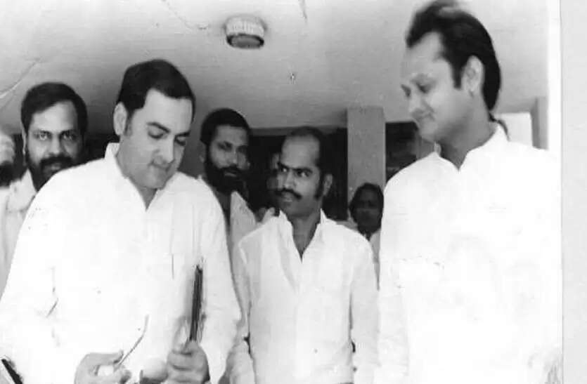 Ashok Gehlot Birthday Special: जादूगरी से सियासत तक, दिलचस्प हैं अब तक के सफर की ये तस्वीरें