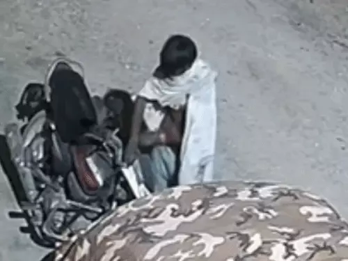 कोटा के खाटूश्याम मंदिर के बाहर से बाइक चोरी, लॉक तोड़कर पुजारी की मोटरसाइकिल ले गया बदमाश; CCTV में कैद हुई वारदात