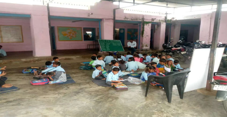 Banswara महादेवफला स्कूल भवन हुआ जर्जर, बच्चे बाहर बैठकर पढ़ रहे