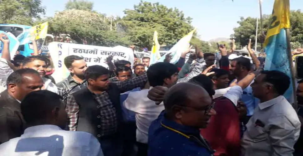 Ajmer अजमेर में पटवारियों का धरना जारी : राजस्व मंडल से समाहरणालय तक निकाली रैली, कलेक्टर को सौंपा ज्ञापन
